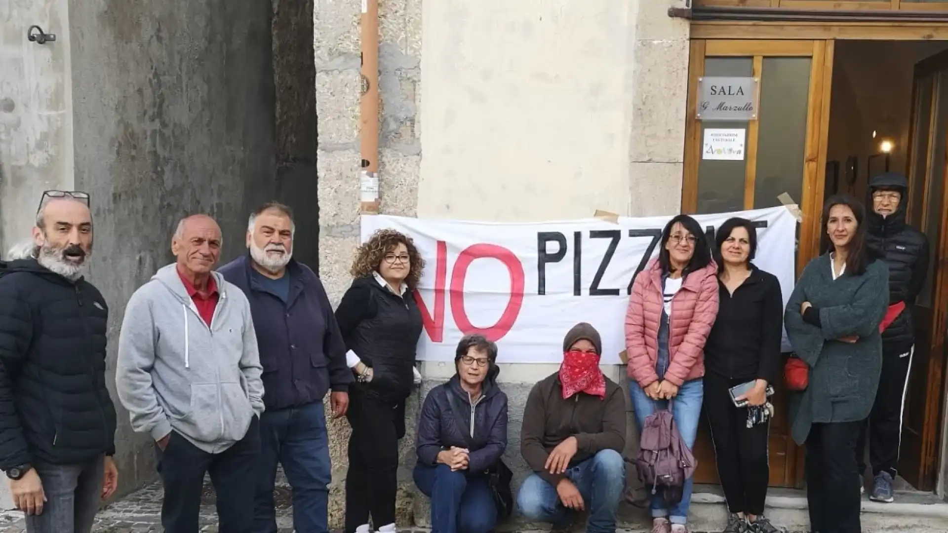 La montagna non si tocca, nemmeno con un progetto dimezzato. Il nuovo progetto è soltanto il vecchio, ridimensionato.